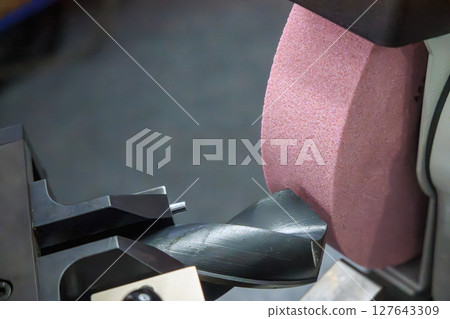 The operation of tool grinding machine with the drill. The operation of tool grinding machine with the drill. 127643309