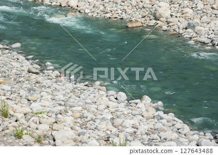 雨水漲起,河水湍急(圖) 雨水漲起,河水湍急(圖) 127643488