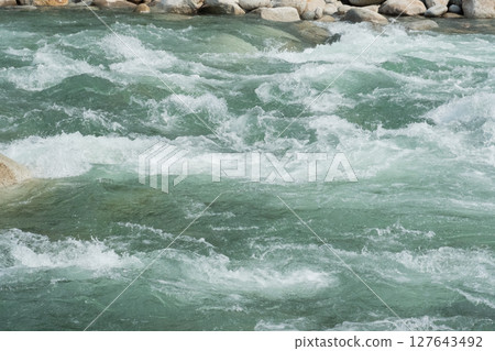 雨水漲起，河水湍急（圖） 127643492