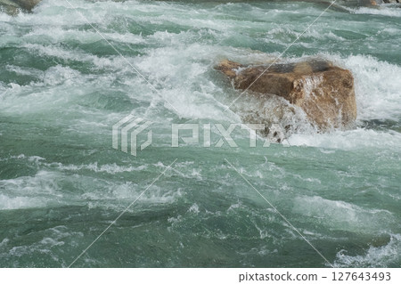 雨水漲起，河水湍急（圖） 127643493