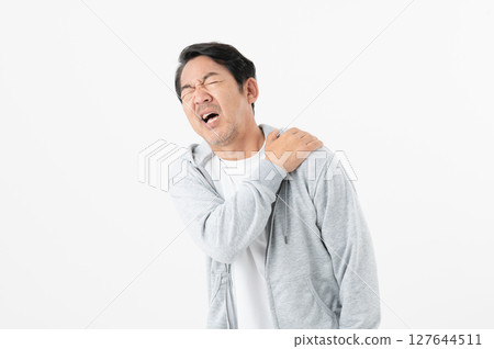 肩膀僵硬的中年男子 肩膀僵硬的中年男子 127644511