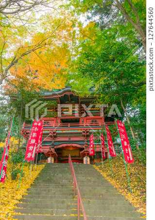 Temple gate surrounded by colorful autumn leaves Temple gate surrounded by colorful autumn leaves 127644560
