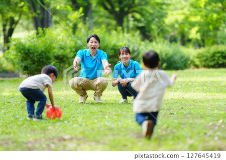 幼兒園老師在公園提供戶外兒童照顧服務 127645419
