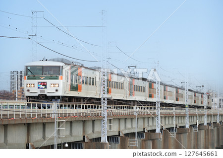 東海道本線茅崎～平塚 JR東日本185號A4列車（大宮） 舞子號 127645661