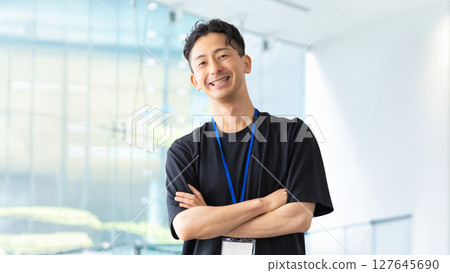 交叉雙臂微笑的男性商人 交叉雙臂微笑的男性商人 127645690