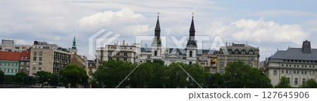 Facade of old building in centre of Budapest ,Hungary 127645906