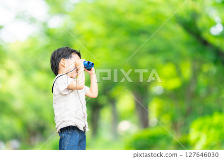 沒有雙筒望遠鏡的 5 歲男孩 127646030
