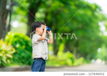 沒有雙筒望遠鏡的 5 歲男孩 127646032