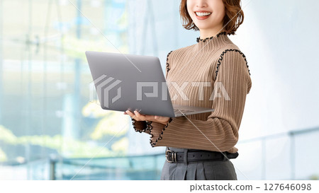 有筆記型電腦的女人/女商人 有筆記型電腦的女人/女商人 127646098