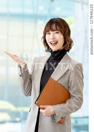 用手引導的女性/女商人 用手引導的女性/女商人 127646220