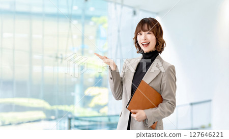 用手引導的女性/女商人 用手引導的女性/女商人 127646221