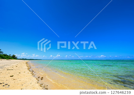 A paradise on Ishigaki Island: ALOALO Beach with beautiful, crystal clear emerald green waters 127646239