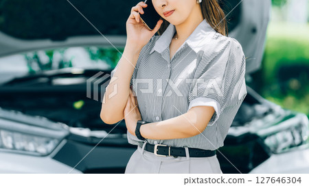 一名女子的車拋錨了,於是撥打了道路救援電話 一名女子的車拋錨了,於是撥打了道路救援電話 127646304