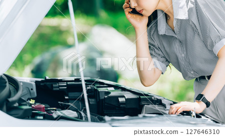 一名女子的車拋錨了，於是撥打了道路救援電話 127646310