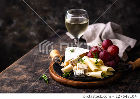 Different types of cheese, wine and grapes 127648104