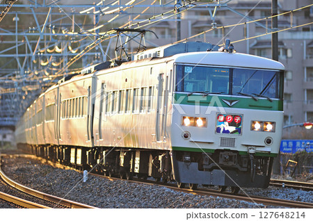 東海道線 真鶴 JR 東日本 185 系列 C1+A1 編組(大宮)大通子 東海道線 真鶴 JR 東日本 185 系列 C1+A1 編組(大宮)大通子 127648214