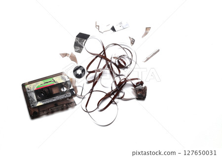 This shows a well known problem with the old fashioned compact cassettes 127650031