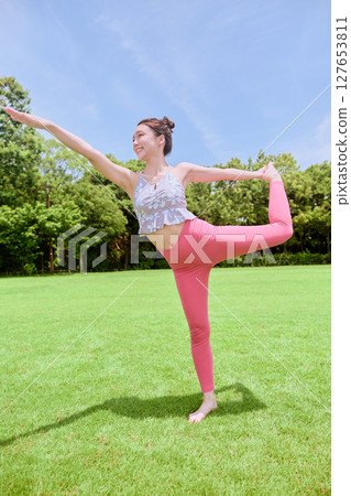 在天然草坪和藍天下,享受度假氛圍中的瑜珈和普拉提。 在天然草坪和藍天下,享受度假氛圍中的瑜珈和普拉提。 127653811