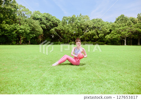 在天然草坪和藍天下，享受度假氛圍中的瑜珈和普拉提。 127653817