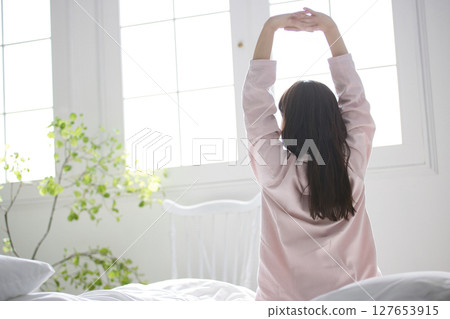穿著睡衣放鬆的年輕女子 穿著睡衣放鬆的年輕女子 127653915