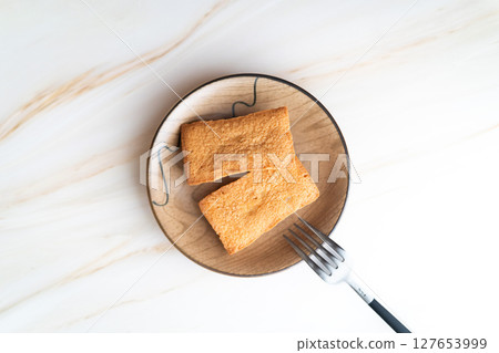 Financier sweets lined up on a wooden plate ⑧ Financier sweets lined up on a wooden plate ⑧ 127653999