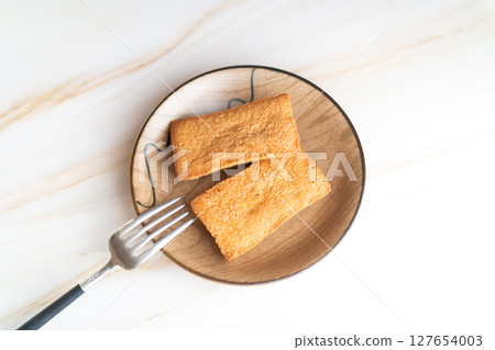排列在木盤上的費南斯糖果② 排列在木盤上的費南斯糖果② 127654003