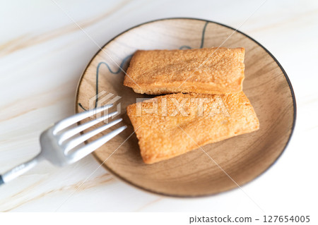 Financier sweets lined up on a wooden plate④ Financier sweets lined up on a wooden plate④ 127654005