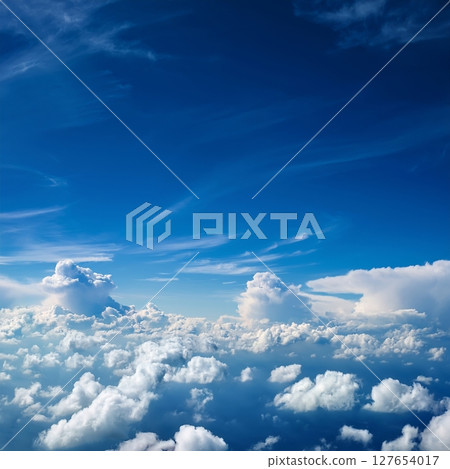 藍天和白色雲彩 藍天和白色雲彩 127654017