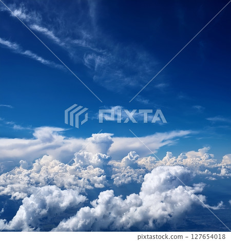 藍天和白色雲彩 127654018