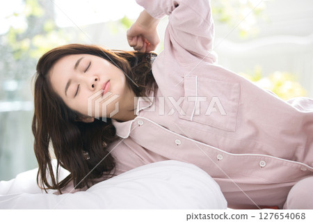 Young woman relaxing in pajamas 127654068