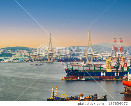 Busan Bridge at dusk Busan Bridge at dusk 127654072