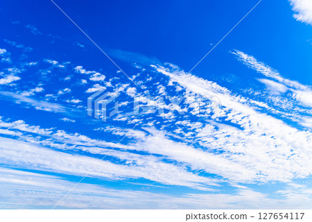 藍天中流動的鱗片雲 c-2 高飽和度對比 127654117