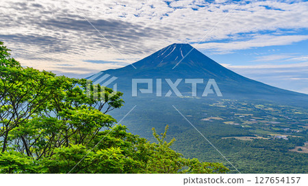 夏季從山梨縣龍岳欣賞富士山的壯麗景色 夏季從山梨縣龍岳欣賞富士山的壯麗景色 127654157