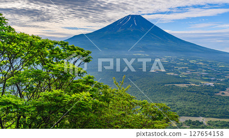 Spectacular view of Mt. Fuji from Ryugatake in summer, Yamanashi Prefecture Spectacular view of Mt. Fuji from Ryugatake in summer, Yamanashi Prefecture 127654158