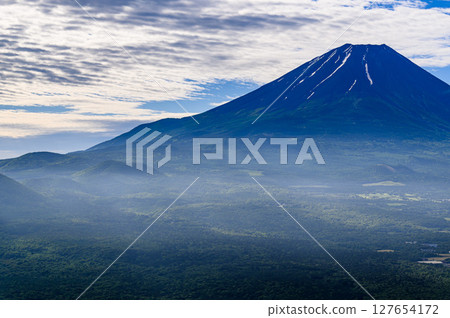 夏季從山梨縣龍岳欣賞富士山的壯麗景色 127654172