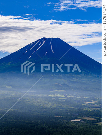 夏季從山梨縣龍岳欣賞富士山的壯麗景色 夏季從山梨縣龍岳欣賞富士山的壯麗景色 127654174