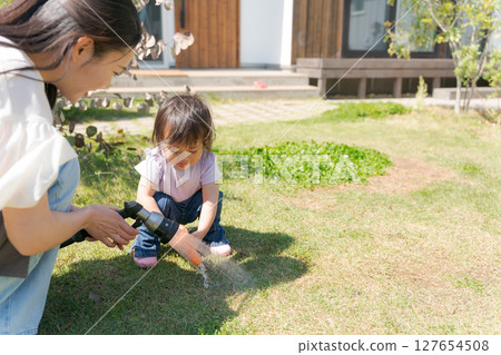 Parents who play home gardens 127654508