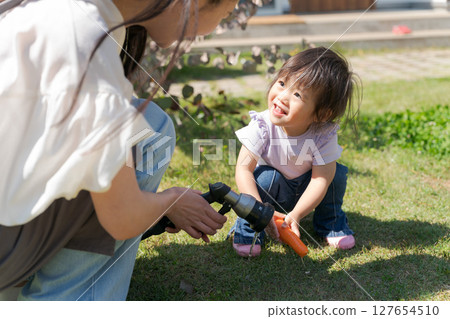 家庭花園的父母 127654510