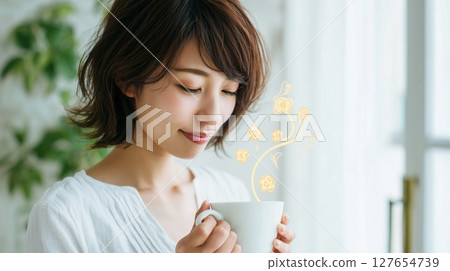 享受甘菊茶香味的女人 享受甘菊茶香味的女人 127654739