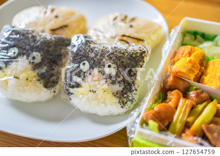 用保鮮膜包裹的貓形飯糰便當 127654759