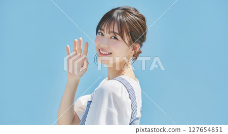 A portrait of a young Japanese woman with a refreshing and natural smile 127654851