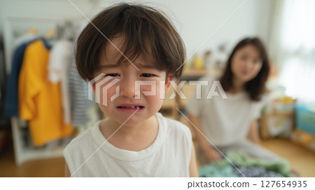 3 歲男孩討厭衣服和他煩惱的母親 3 歲男孩討厭衣服和他煩惱的母親 127654935