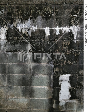 A concrete wall covered with mold, giving off a Showa-era vibe. Background material. Gloomy. A concrete wall covered with mold, giving off a Showa-era vibe. Background material. Gloomy. 127654975