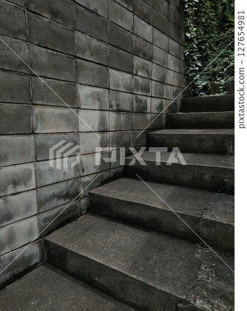 Dimly lit concrete stairs, deserted, gloomy, background material 127654981