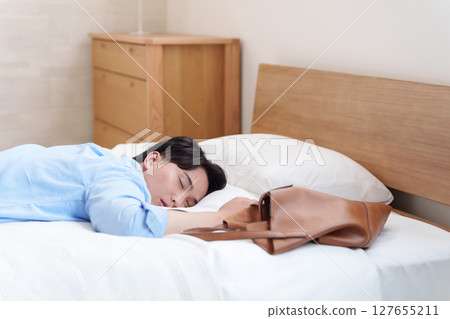 男人在床上睡覺 127655211