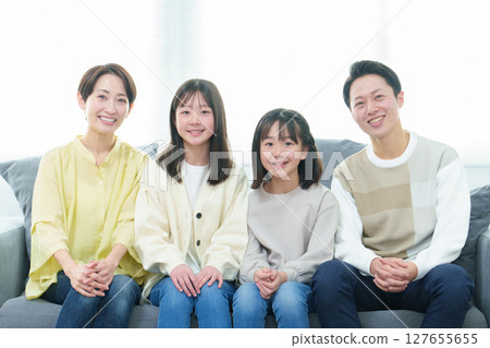 一家人在客廳的沙發上休息 127655655