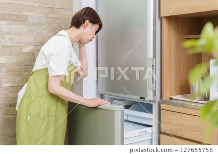 一個打開冰箱的女人 127655758