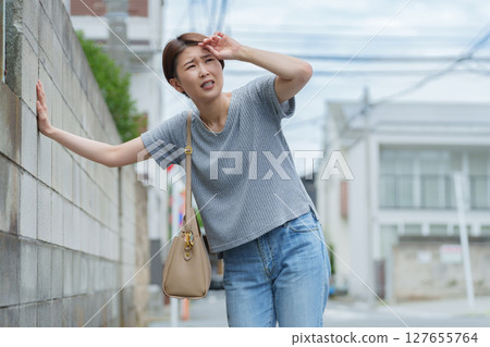 Dizzy woman 127655764