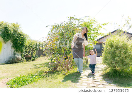父母和孩子們在充滿自然氣息的花園裡玩耍 127655975