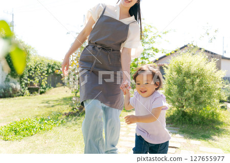 父母和孩子們在充滿自然氣息的花園裡玩耍 127655977